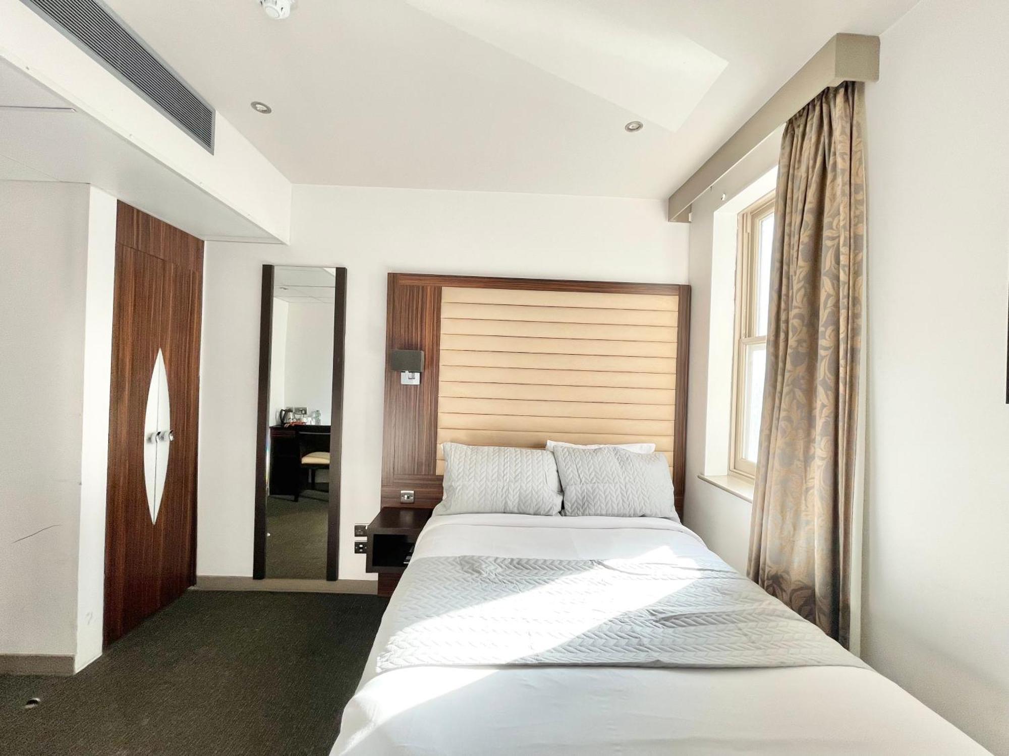 Maitrise Hotel Лондон Екстериор снимка