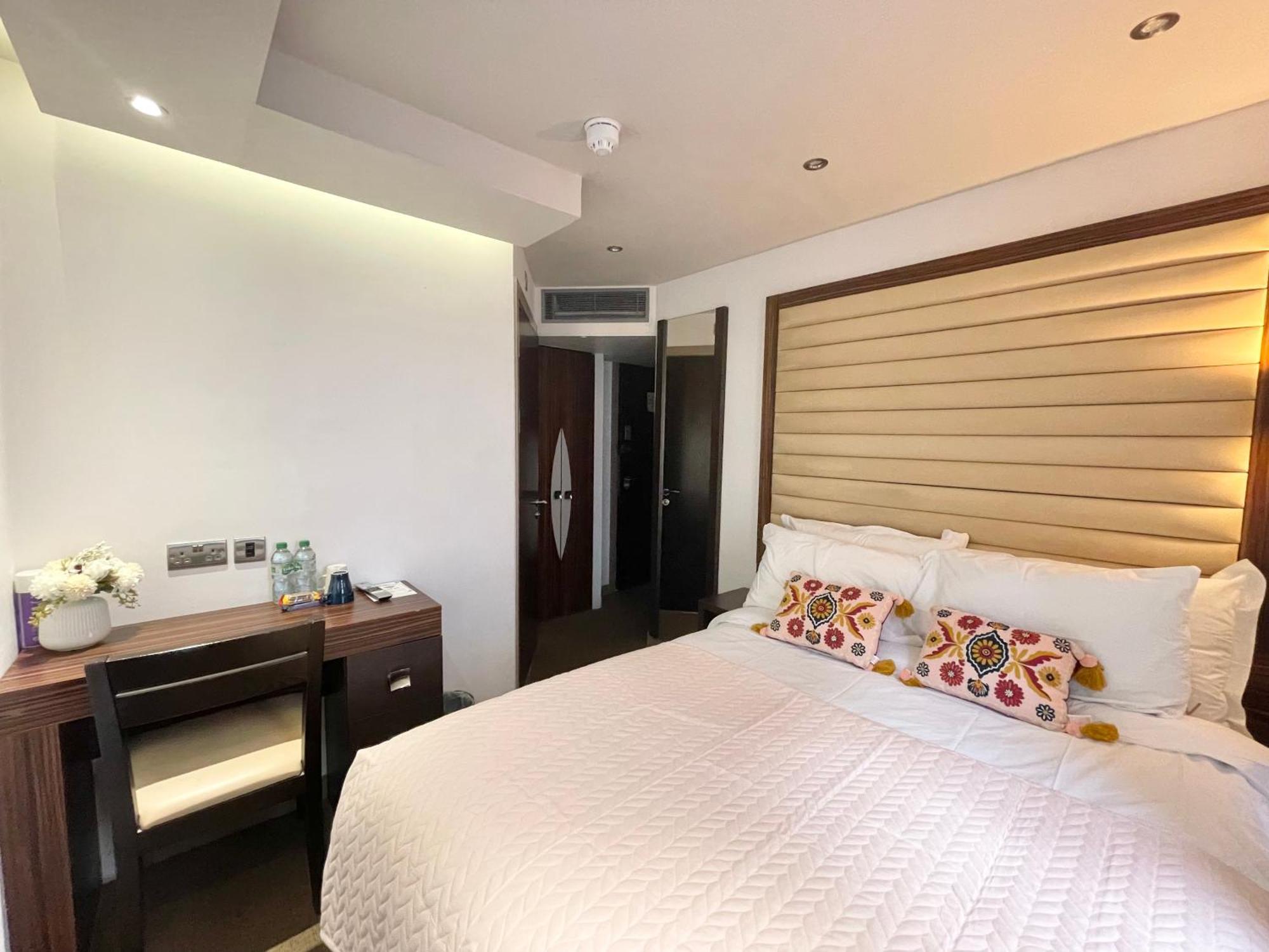 Maitrise Hotel Лондон Екстериор снимка