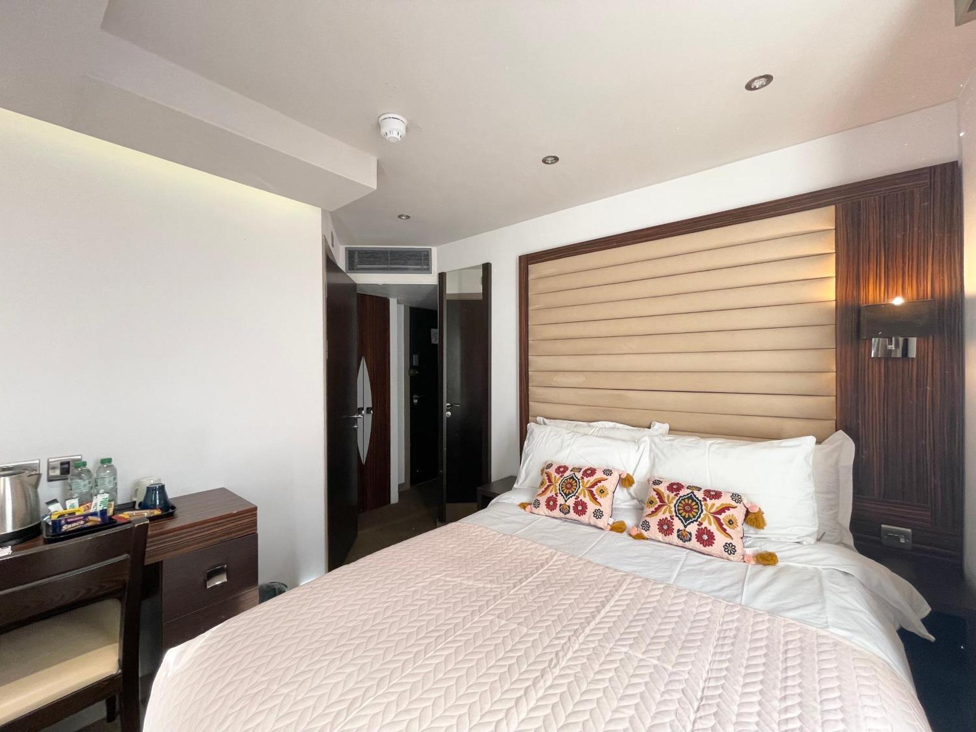 Maitrise Hotel Лондон Екстериор снимка