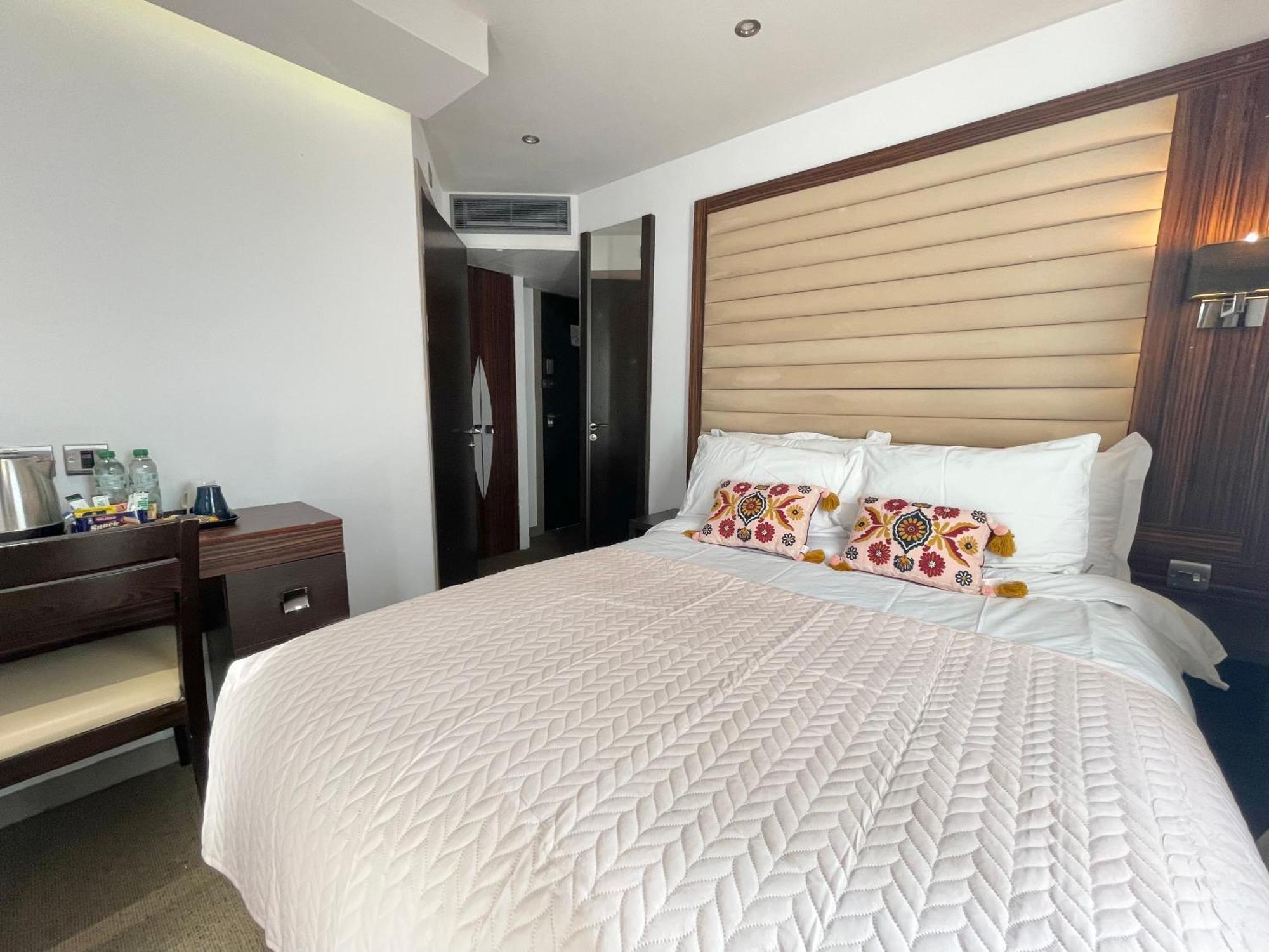 Maitrise Hotel Лондон Екстериор снимка
