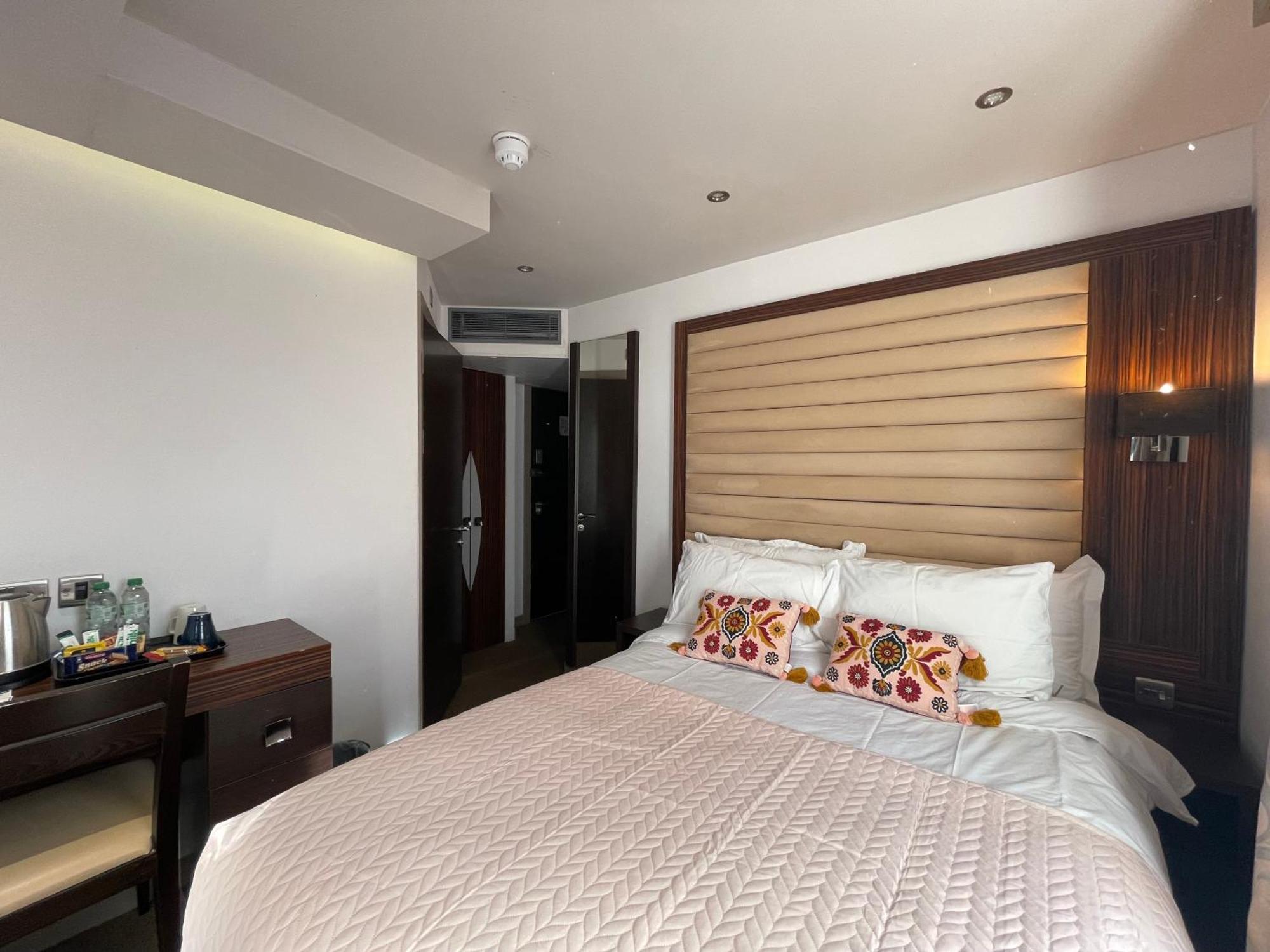 Maitrise Hotel Лондон Екстериор снимка